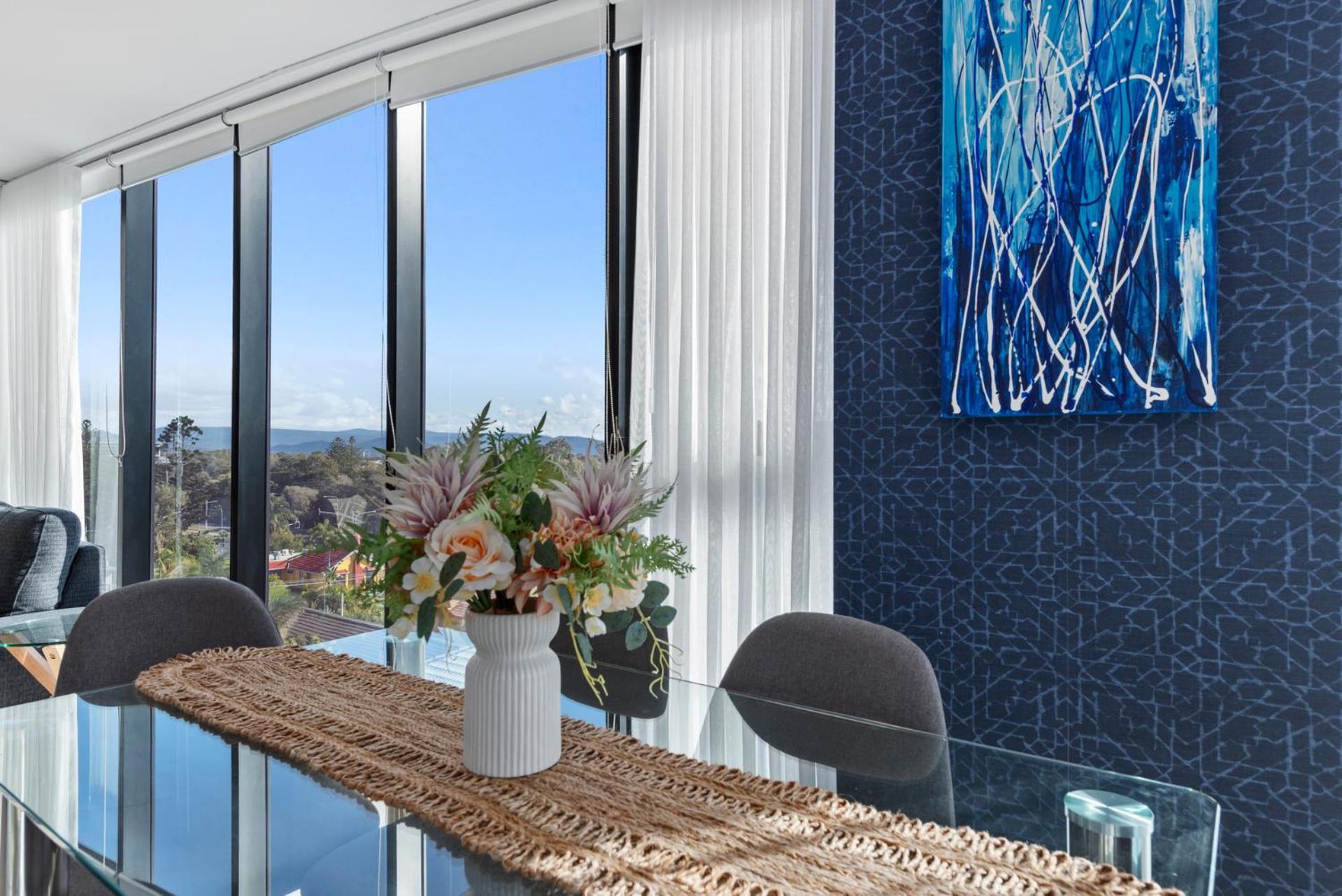 Luxury 3-br With Breathtaking Views Apartment *